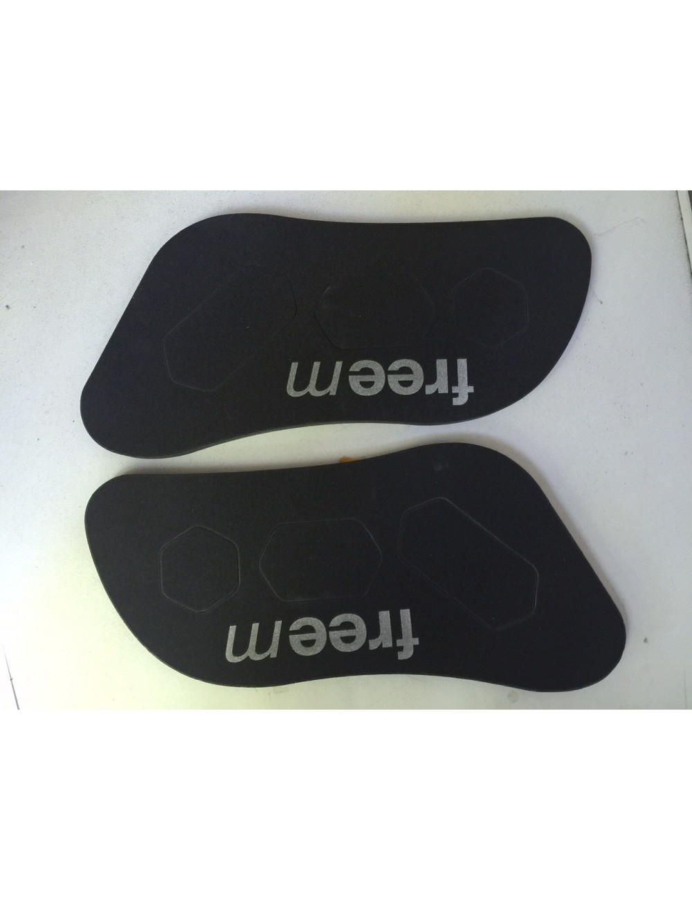 Assento lateral preto de espuma FREEM PRO ABSORBER Assento lateral preto de espuma FREEM PRO ABSORBER